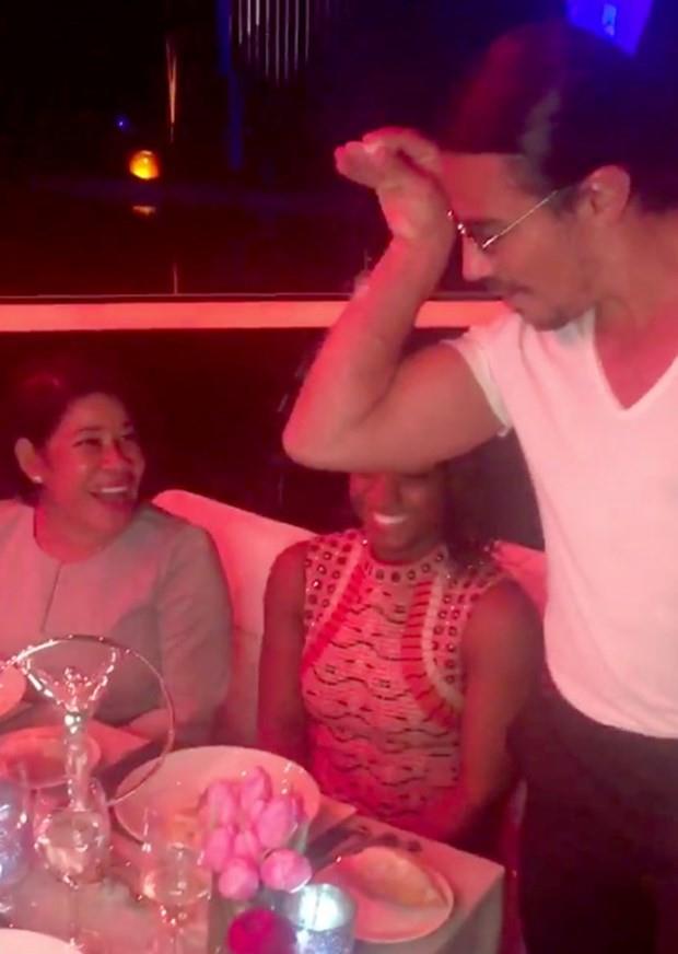 Tuzlama hareketiyle dnya apnda fenomen haline gelen Nusr-et'in sahibi Nusret Gke de trene katlan isimler arasnda yer ald. Nusret Gke'ye byk ilgi gsteren spor dnyasnn yldzlar, birlikte fotoraf ektirdi.