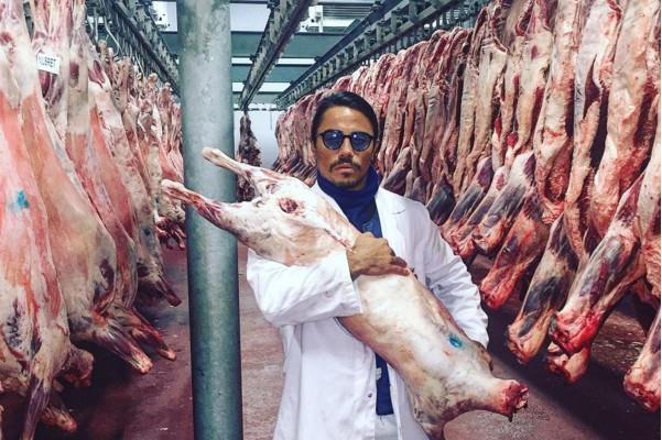 Nusret Gke dnya apnda bir fenomen olmaya devam ediyor. Adeta tuz ve et diyince akllara gelen ilk isim olan Nusret nne n katmyor. ABD'de bir televizyon ovunda ilk olarak et kesme videosu gsterilen Nusret fenomenlie ilk adm byle att. Cemiyetin nl kasab olarak bilinen Nusret artk bir dnya yldz olmaya aday. En son olarak Oscar dll oyuncu Leonardo Di Caprio'yu tuzlaya Nusret dl gecesinde yer ald. Adna birok video ekilen hatta Avusturya'da duvara tuz dkerken ki resmi ekilen Nusret, Laureus Dnya Spor dlleri'nin verildii geceye katld. Geceye tuz dkerek damga vuran Nusret dnyaca nl yldzlara da kol hareketini yaptrmay ihmal etmedi.