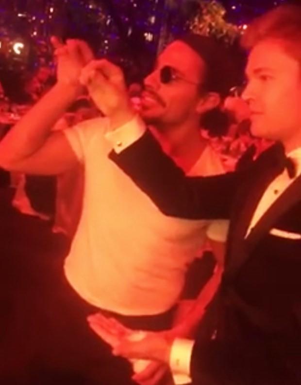 Trene katlanlardan bazlar, tuzlama hareketi yapmay da ihmal etmedi.