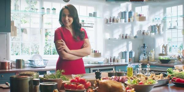 Gzel arkc Hadise mutfaa girdi cebi enlendi. Marka yz olduu firma iin 31 saniyelik reklam filmi eken popu, iddialara gre 500 bin liray kapt!...