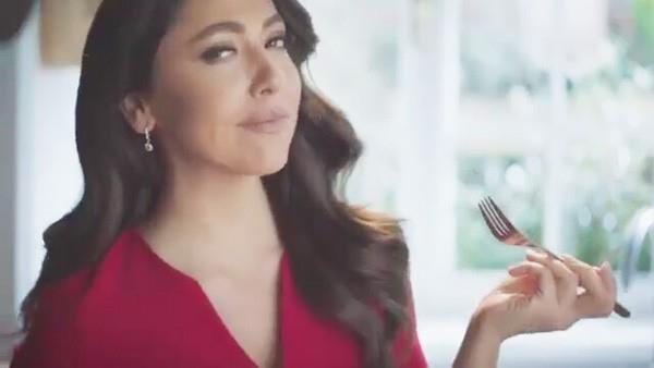 En son reklam anlamasndan 1 milyon 200 bin alan popu, mutfakta hnerlerini sergiledii 31 saniyelik reklamlarndan ise iddiaya gre 500 bin liray cebine indirdi.