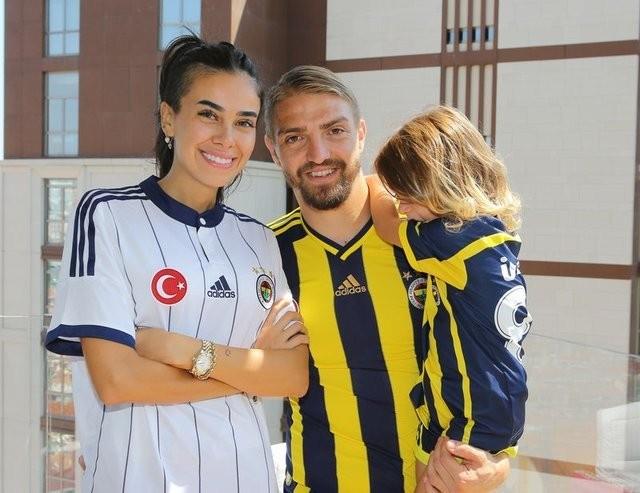 Caner&#8217;in &#8220;Boandktan sonra maddi hayatna aynen devam edeceksin&#8221; dediini ileri sren Atalay, nl futbolcunun kendisine hediye ettii stanbul Beykoz&#8217;daki 6 milyon dolarlk cam evi sattn, hediye alnan Lamborgini Huracan, Porsche Carrera 911 Turbo, beyaz-krmz Porsche, beyaz Ferrari, beyaz Mercedes, beyaz Mercedes G otomobili de elinden aldn belirtti.