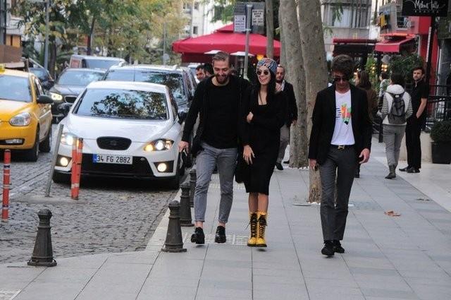 &#8216;KANDIRILDIM&#8217; DED  Asena Atalay, Erkin&#8217;in tm mal varlna tedbir konulmas istemiyle evlilik birlii iinde edindii mallarn paylam iin dava at. stanbul Aile Mahkemesi&#8217;ne avukat Beyza Sndra araclyla at dava dosyasnda Asena Atalay, kandrldn ileri srd ve nl futbolcunun servetinin yarsn istedi.