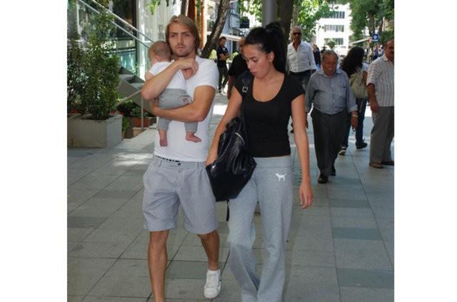 KRAN OVALI NE DYOR?  Caner Erkin'in ei kran Oval da bu olaylara sessiz kalmyor. Getiimiz gnlerde instagram hesabndan Sezen Aksu'nun ark szlerini yazarak gnderme de bulunmutu.