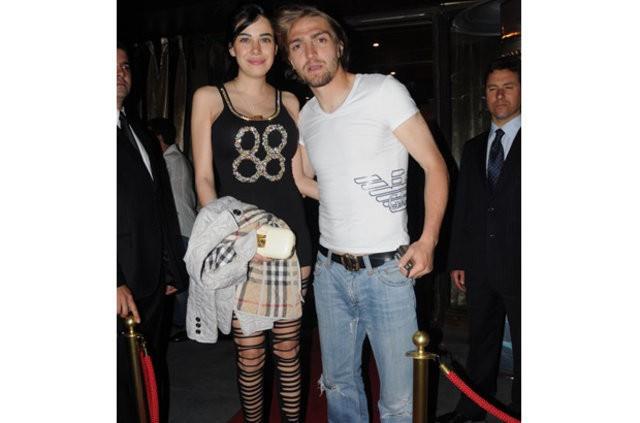 Caner Erkin&#8217;in ihtiyati tedbir talebi konulmas istenen varl dilekede yle belirtildi. ili&#8217;de 2, Balkesir&#8217;in Ayvalk lesi&#8217;nde 1, Gme lesi&#8217;nde 6 gayrimenkul. 2015 model Porsche, 2014 model 2 Mercedes, 2015 model Bombardier, Mercedes ve Land Rover cip.