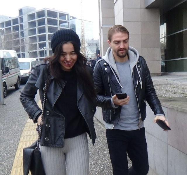 Ancak Erkin&#8217;in 2 Ocak&#8217;ta oyuncu kran Oval ile evlenmesinin ardndan Asena Atalay, eski eine kendisi ve olu iin nafaka demedii iddiasyla 120 bin ve 461 bin TL&#8217;lik 2 icra takibi balatt.