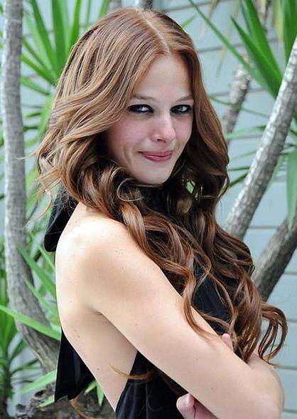 Naz Elmas: 'Set alanlarna Kt Davranyor'  <br>  Naz Elmas sette kan yemekleri beenmedii kimi zaman set alanlarna kt davrand iddia ediliyor.