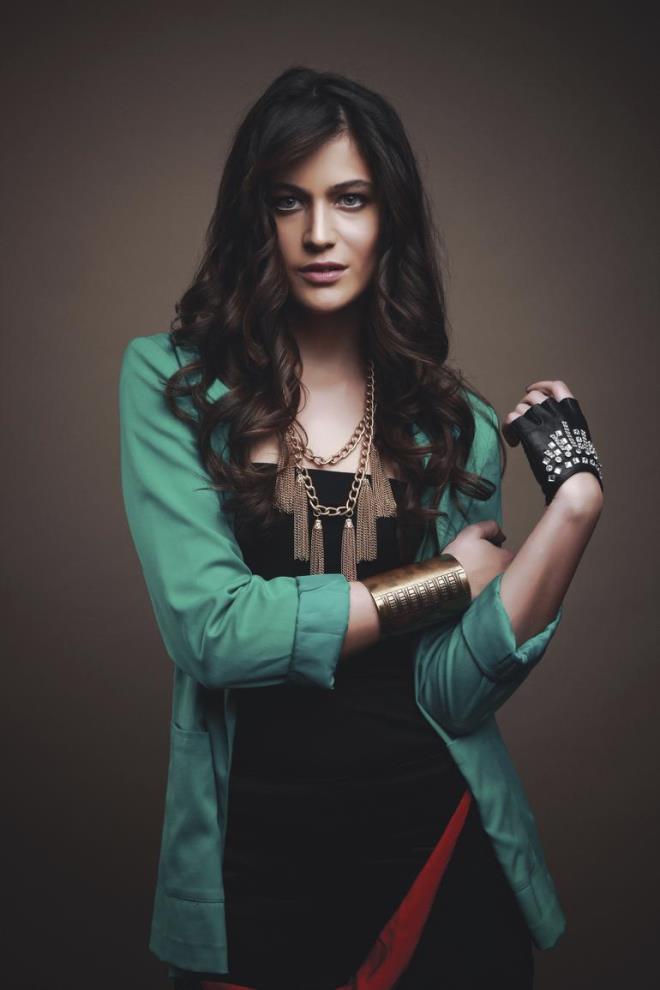 Berrak Tznata:&#8217;Bol Kyafet ilesi&#8217;<br>    Tznata zellikle giyecei kyafetler konusunda ok titiz. stne asla bol gelen kyafetler giymiyor. Kusursuz vcut hatlarn ortaya karmaktan ekinmeyen Tznata kendisiyle anlama yapan giyim markalarn bazen ileden kartabiliyor.