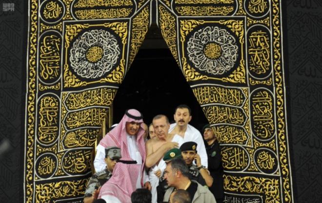 Cumhurbakan Erdoan ile ei Emine Erdoan, Genelkurmay Bakan Orgeneral Hulusi Akar, Ekonomi Bakan Nihat Zeybekci, Enerji ve Tabii Kaynaklar Bakan Berat Albayrak ile Milli stihbarat Tekilat (MT) Mstear Hakan Fidan da umre yapt.