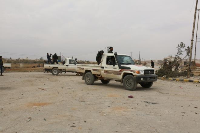 Bear Esad'n gneyden snrna dayand El Bab'a giren TSK ve SO birlikleri ilerleyiini srdryor. le merkezinde ilerleyen Trk Silahl Kuvvetleri destekli zgr Suriye Ordusu ilenin yzde 40'n kontrol altna ald. Esad ve birlikleri henz ileye girebilmi deil. DEA ise militanlarna ekilmeyip lmeleri emrini verdi. te El Bab'dan gelen son grntler ve bilgiler;