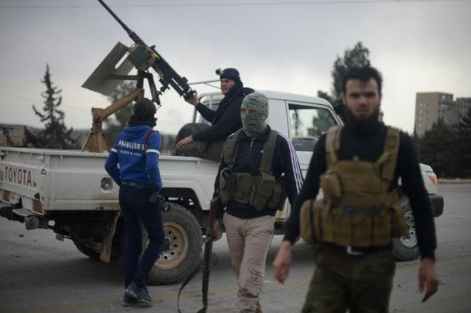 El Bab' Esad'n askerleri de gneyden kuatmt. En son ilenin d mahallelerinde olduklar haber veriliyordu. Esad ve askerlerine Rusya havadan bombardmanla destek veriyor. u ana kadar Esad'n ordusunun El Bab'a girdiine dair bir haber gelmi deil.