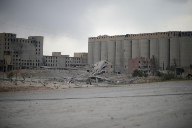 EL BAB TAMAMEN NE ZAMAN ALINIR? : El Bab'n tamamen ele geirilmesi uzun srebilir. Zira Frat Kalkan Harekat unsurlar, ile merkezine hzla girmek yerine, terristlerin direniini krmak iin El Bab'n evresini kuatma yolunu semiti. Bylelikle sivil kayplarn da nne geilmesi amalanyor.
