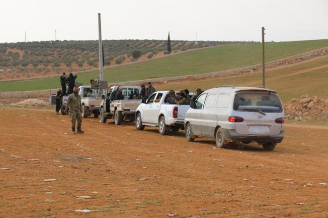 MAYINLAR SIKINTI YARATIYOR : Dier bir SO komutan Marvan el-Hadi de, El Bab' ksa srede zgrletirmeyi umduklarn belirterek unlar aktard: "Kent merkezinin kenar mahallelerinde baz zorluklarla karlayoruz. rgt, muhaliflerin olduu yerlere bombal saldrlarda bulunuyor. El Bab'da bomba ykl aralardan sonra karlatmz zorluklarn banda rgtn dedii mayn ve patlayclar geliyor. Bu da ieride iimizi zorlatryor. Bu nedenle operasyonlar kontroll bir ekilde gerekleiyor. DEA'n bombal eylemleri ile patlayclarna ramen ilede ilerleyiimiz devam ediyor."