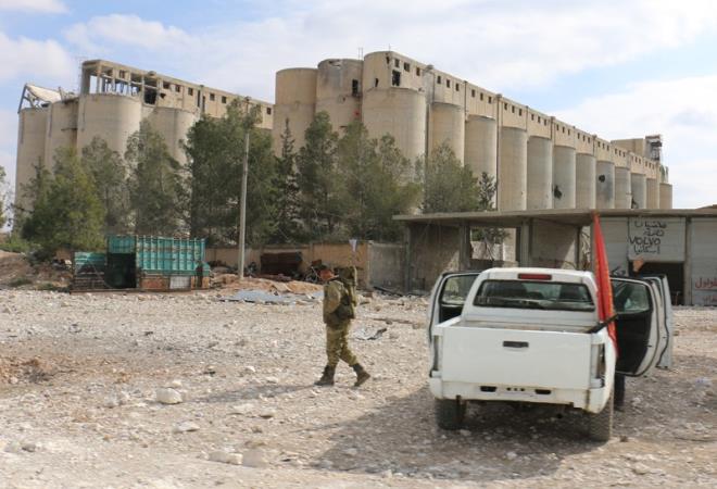 Suriye'nin kuzeyindeki El Bab'da terr rgt DEA'a kar savaan zgr Suriye Ordusu (SO) komutanlarndan Udey Ebu Ali, ilede nemli ilerleme kaydedildiini ve savan merkezdeki sokaklarda srdn belirtti. u anda El Bab'da DEA'la sokak sava iindeyiz." diyen Ebu Ali, kent merkezine hakim eyh Akil Tepesi ile birok stratejik noktay ele geirdiklerini syledi. Ebu Ali, operasyonlar srasnda Trk askerleriyle evirmenler vastasyla iletiim kurduklarn belirterek, "Trk ordusu, onlara verdiimiz DEA hedeflerine ait koordinatlar vuruyor." ifadesini kulland.