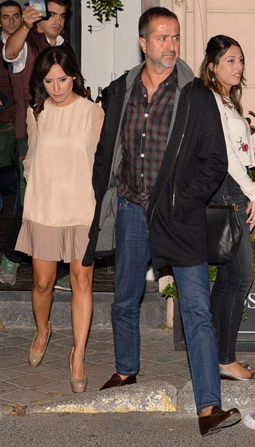 Ancak ift ayrla daha fazla dayanamayp, yeniden birlemilerdi. Eyll banda Bodrum'daki Antonis Remos konserinde yaknlaan ex ift, sonrasnda flrt etmeye balam, hatta Serdar Bey'in Bebek'teki evinde tekrar birlikte yaama karar almlard. Yeniden birlemelerinin ardndan Arnavutky'de elele grntlenmilerdi.