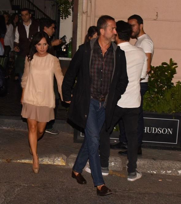 iftin bu mutluluu yeniden ksa srd. iftin yeniden ayrld iddia ediliyor. Hatta Nazl elik ile nc evliliini yapan ve 'sk' bir apkn olan Serdar Bilgili'nin oktan yeni bir aka yelken at konuuluyor.