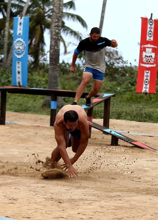 Serhat Akn talihsiz bir sakatlk yaam ve 'arka adelem' koptu diyerek ac iinde yere ylmt. Akn ilk doktor mdahalesinin ardndan hastaneye kaldrmt.<p>    Daha sonra adaya dnen Serhat Akn iin Ilcal, "Ars ok, zor yryor. Zaman onu iyiletirecek diye dnyorum. Futbolcu bir kardeim bu tr problemlere alkn. nallah yakn zamanda oyunlara dnersin." diye konumutu.