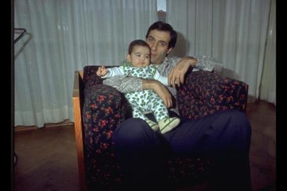 "Propaganda" dahil birok filmde babasyla birlikte oynad.