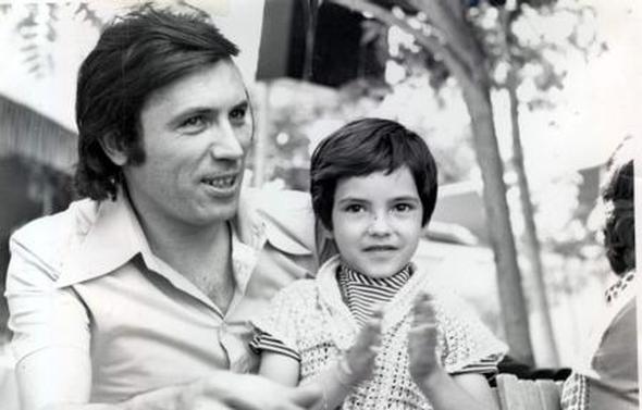 Bir dnemin nl ses sanats Dursun Salkm'n kz Yeim Salkm, baba mesleini seenlerden.