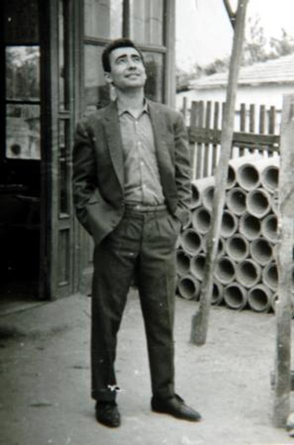 Bir dnem Mu'ta ky retmenlii yapan sonrasnda ise belediye tiyatrosunda sahneye kmaya balayan ener en, Szde Kzlar filmi ile sinemaya adm att.