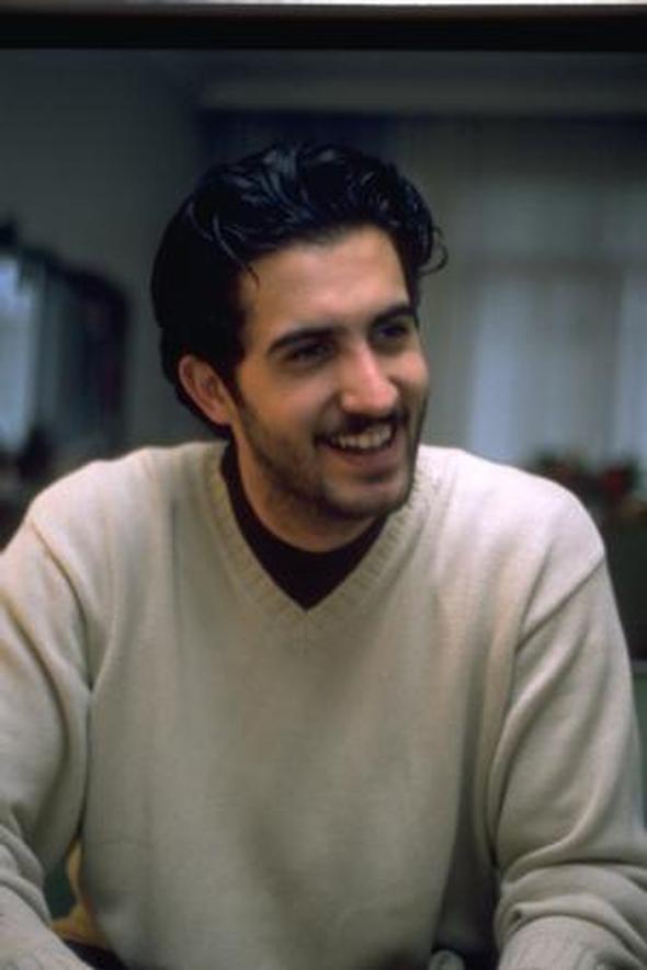 Daha sonra oyunculua balad ve "Ylan Hikayesi" dizisindeki "Komiser Memoli" rolyle bir anda milyonlarn sevgilisi oldu.