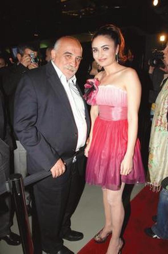 Son olarak rol ald "Zeynep'in sekiz gn" isimli film yznden eletirilere maruz kalan gen oyuncunun en byk destekisi meslekta olduu babasyd.