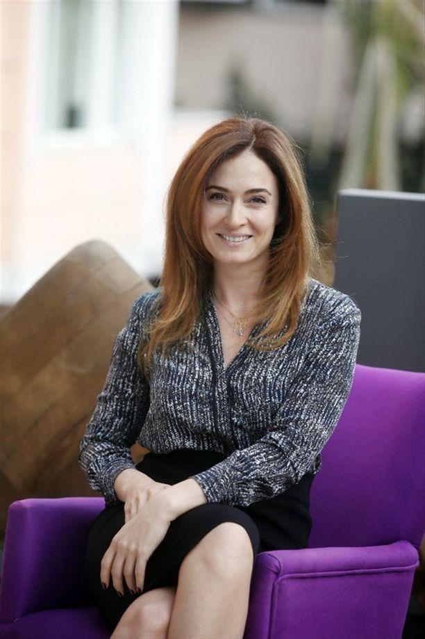 Beyazperdenin ve televizyon dizilerinin vazgeilmez ismi Ceyda Dvenci de kendisine meslek olarak babasnn yllarca emek verdii oyunculuu seti.