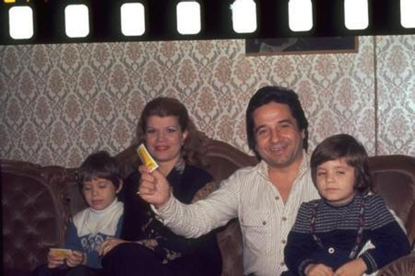 Kenan Doulu, uzun yllar mzik piyasasna emek veren babasnn izinden yrmeyi tercih etti ve ocukluk yllarndan itibaren abisi ile birlikte mzik almalarna arlk verdi.