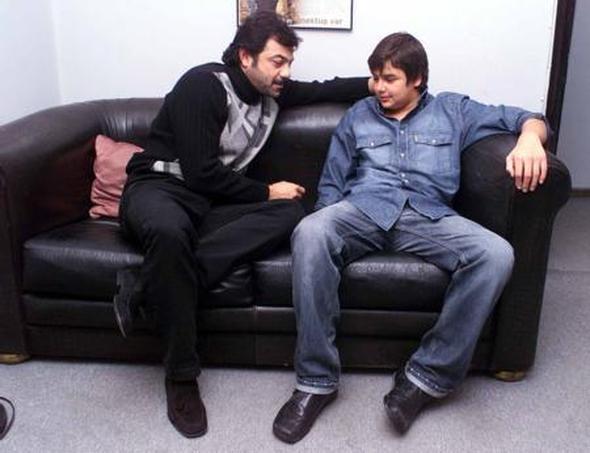 Kerem Alk, babasn kaybettikten sonra onun hayattayken ok istedii eyi yapt ve 'Frtnalar' adl diziyle oyunculua ilk admn att.