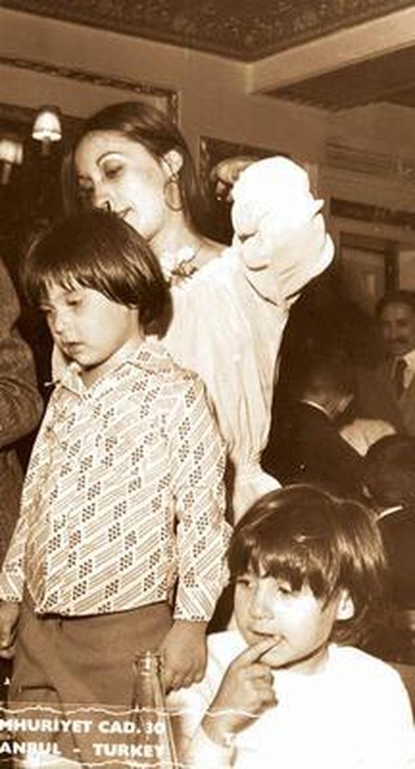 Trk Pop mziinin duayen isimlerinden Leman Sam'n kz olan sanat meslee reklam mzikleri yaparak balad.