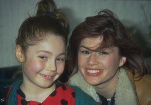 ARI - EMEL MFTOLU    ar'nn anne mesleini seecei daha ocukluk yllarndan belliydi.