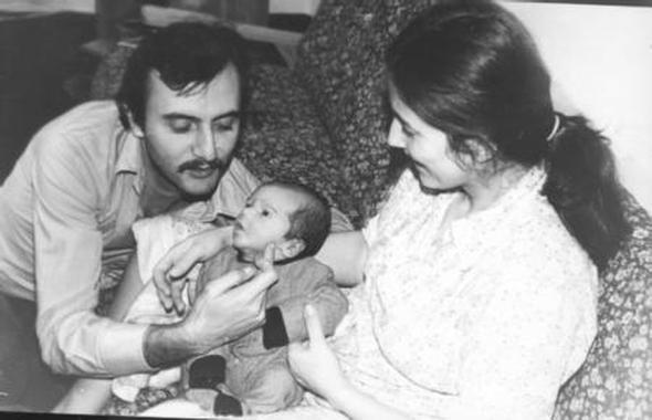 Tiyatronun usta oyuncularndan olan Mustafa Alabora'nn olu Memet Ali Alabora, nce gazetecilik yapt, dahas Sava Ay'n televizyondaki programlarnda alt.