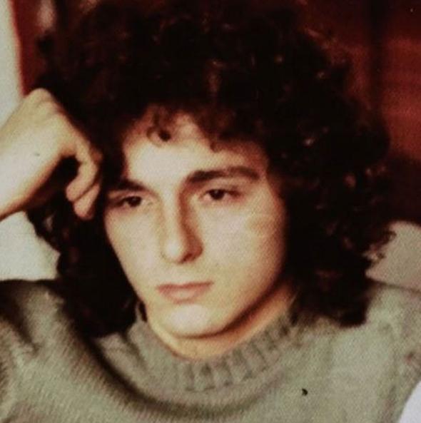 Kahverengi salar omuzlarna dklen, ban eline yaslayp poz veren nl ismi tandnz m?