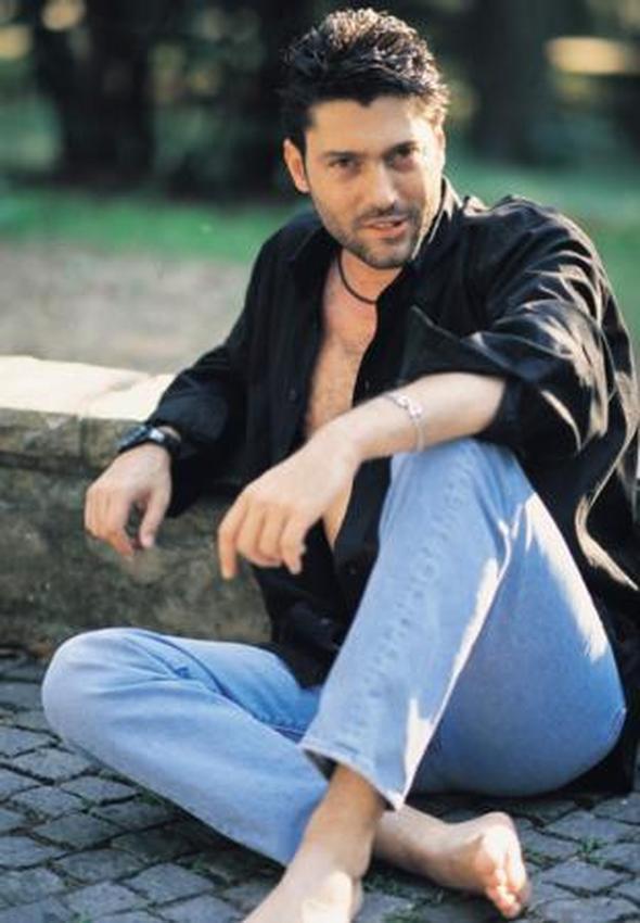 90'l yllarn baarl jnlerinden olan Gkhan Arsoy, Yeilam'n sayl yakkllarndan Gksel Arsoy'un olu.