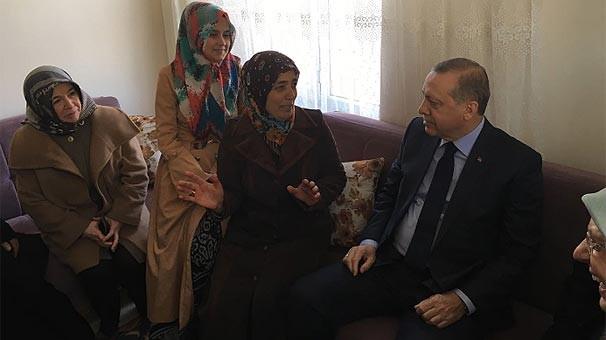 Cumhurbakan Erdoan, camiden ayrldktan sonra annesiyle yanna gelen 5 yandaki Ahmet ribi isimli ocuu sevdi. Kendisini bekleyenlerin sorunlarn da dinleyen Erdoan, vatandalarla fotoraf da ektirdi. Elif Sargl isimli vatandan evinin balkonuna ast, "aymz hazr ede, gel sen de aya da evet de" yazl pankart zerine Erdoan, bu daveti krmayarak Sargl'n evine ay imeye gitti.