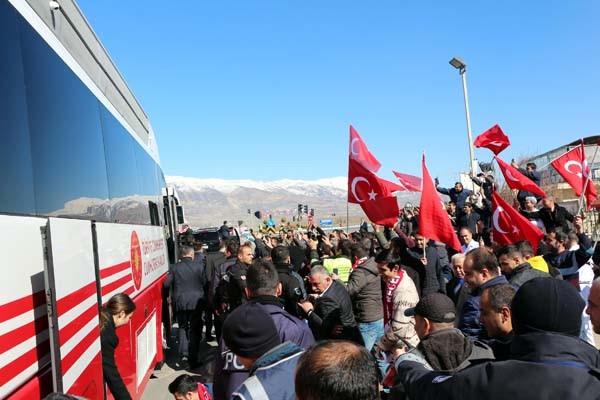 Polisin geni gvenlik nlemi ald ve tm cemaatin aranarak ieri alnd camiye gelen Erdoan, camiye girmeden nce evre binalardan kendisine sevgi gsterisinde bulunan vatandalar selamlad.