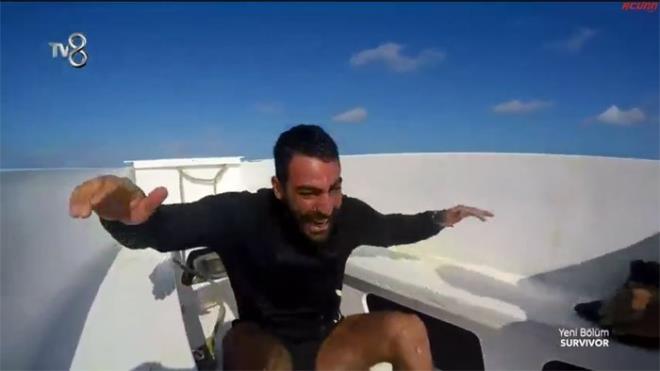 ESER WEST NEDEN AYRILDI DDALAR FENA!  Eser West'in 'alk krizi' sebebiyle ayrldnn aklanmas dedikodu arklarn evirmeye balad. Hem Eser West'in hem de sevgilisi Cansel rdk'n sosyal medya hesaplarnda bir ok iddia ortaya atld. O iddialardan biri 'uyuturucu' kulland ve 'yoksunluk krizleri' geirdii ynnde oldu.