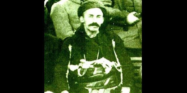 PSZ RECEP (EMCE)  psiz Recep'e 'psiz' lakabnn verilmesine dair iki anlatm var. Birine gre; cesareti, gz peklii ve atakl sayesinde 'psiz' lakabn alr. Dier bir anlatma gre de; Elinde avucunda ne varsa, olan da, olmayan da verdiinden ve kendisi 'cep delik, cepken delik' misali kaldndan ad 'psiz'e kmt.