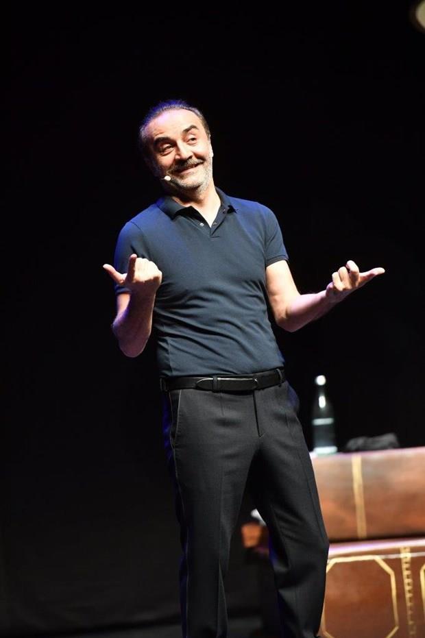 Oyuncu, yazar ve ynetmen Ylmaz Erdoan, nceki akam BKM&#8217;de &#8216;Mnaaka&#8217; adl oyunuyla seyirci karsna kt. Erdoan ile yllarca ayn sahneyi paylaan yakn dostu Demet Akba da izleyiciler arasndayd.