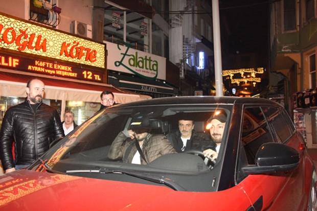 Ylmaz Erdoan&#8217;n mekandan youn gvenlik nlemleri altnda karlmas dikkat ekti. Erdoan&#8217; oyun srasnda da 8 kiilik koruma ekibi korudu.