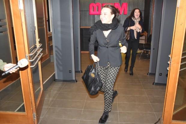 Kardei Sedef ybar ile mekana gelen Akba, &#8220;Ylmaz&#8217; sahnede grmeyi zlemiiz. En nden birlikte konua konua keyifli dakikalar yaadk. Katla katla gldm&#8221; dedi.