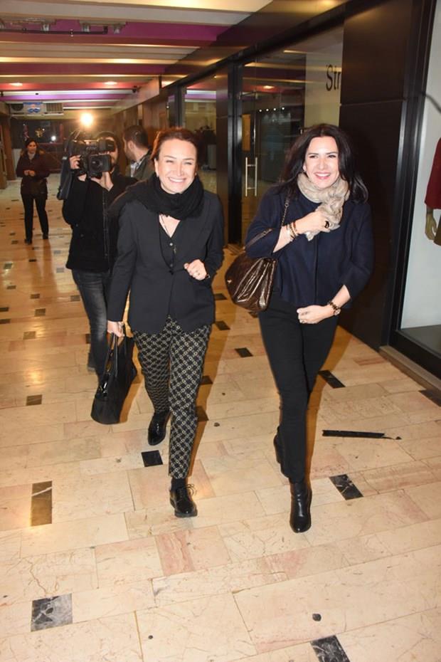 Muhabirlerin &#8220;Ylmaz Bey&#8217;le tekrar ayn tiyatro sahnesinde buluur musunuz?&#8221; sorusuna Akba, &#8220;nallah yeniden ayn sahnede olacaz. Gelecekte srprizler olabilir. Bakalm, her ey ksmet&#8221; yantn verdi.