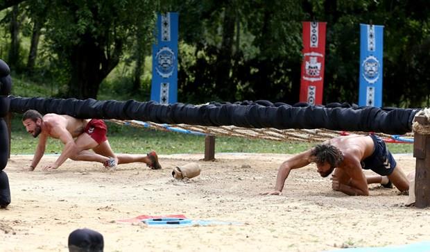 Survivor'n son blmnde nller takm ile gnlller takm bu haftaki ikinci dokunulmazlk oyunu iin kar karya geldi.<p>    Elemeye konseyine kalacak 2 kiinin daha belirlenecei dokunulmazlk oyununu gnlller takm kazand.