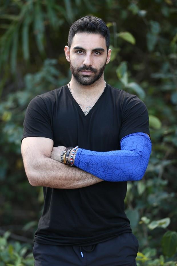 Acun Ilcal Survivor'n yeni blmnde gnlller takmna yeni bir yarmacnn geleceini aklad.   <p>  Eser West ise Survivor'da arkadalaryla vedalaarak adadan ayrld.