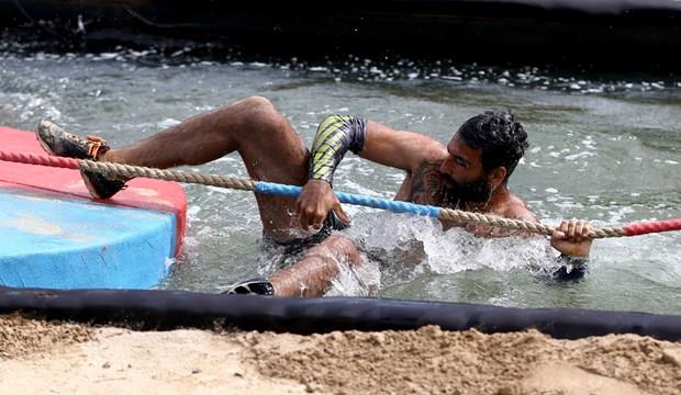"Asla kendimi farkl bir ekilde lanse etmek istemedim. Lanse ettiysem bu da almdandr. Alk gerekten insan kendi halinden karyor. Burada kendimi kaybettiim zamanlar oldu. Zararm kendimedir, kimseye zarar vermem, kendi kendimi yerim. Baltay alr masum bir aaca vururum. En byk zrm o aatan. Daha kt bir duruma dmek istemiyorum. O teknedeki halimi kimse grsn istemiyorum, aaca vururken beni kimse yle tansn isyemiyorum. nk ben o deilim. Ama aken oluyor."