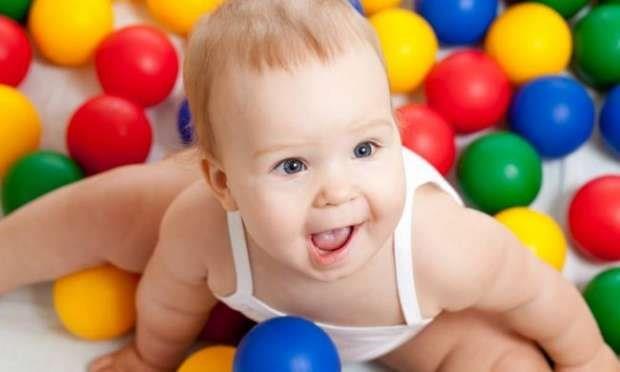 7-12 ay: Alt aydan byk bebekler daha hareketlidir. Yuvarlanabilir, dnebilir, 7 ay civar oturabilir, 9 ay civar emekleyebilir, 1 yaa doru ayaklanabilirler. Bu ya gurubun oyuncaklar yle sralanabilir: Oyuncak bebekler, plastik veya tahta tekerlei olan araba, vagonlar, suda oynanan oyuncaklar. Kule yapmak iin yumuak plastik veya tahta kpler; atp tutmak iin plastik toplar, zerinde yuvarlanacak geni yataklar, byk paral puzzle.