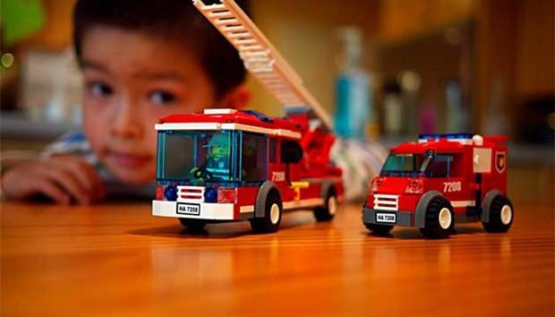 2 ya grubu: Bu ya gurubu ocuklar artk lisana daha hakim olmaya balarlar. Tehlike farkndal balar ama maalesef tehlikeli yksekten atlaylar, zplamalar, trmanmalar, kollaryla asl kalmalar sevdikleri ve deneyimlemek istedikleri fiziksel aktivitelerdendir. Parmak ve el kontrolleri balar onun iin kk obje yaratmaktan holanrlar. 4-12 paral puzzle, renk, koku ve ekil byklne gre dizilebilecek objeler, paralanp bir araya getirilebilen oyuncaklar, masal kahramanlarnn figrleri, byk toka, tt, kopa gibi nesnelerle erikin eliinde deneyimler kazanabilir.