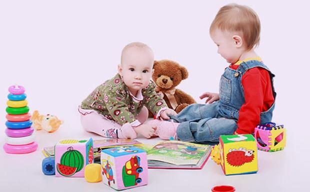 1 ya zeri: 1 ya zere ocuklarn ou yrr artk. Hatta birou trmanabilir, merdiven kmay deneyimleyebilir. Hikaye anlatlmasndan holanr, ilk kelimelerini sylemeye ve bundan dolay da artk dier ocuklarla iletiim kurmaya balarlar. Bu ya grubu yrmede, trmanmada tam dengeyi bulamadklar iin erikinlerin yardmn da isterler, korunup kollanmak holarna gider. Bu ya grubuna hitap eden arklar, izimler, daha gereki fotoraflar, zehirli olmayan boyama kalemleri, pastel boyalar, byk katlar, ykanabilir dvmeler, oyuncak telefonlar, tahtadan yaplm tatlar, oyuncak bebek arabalar, ii doldurulmu bebekler veya plastik hayvanlar, geree daha yakn plastik veya tahta tatlar, kule veya benzeri aktiviteler iin kk karton kutular, tahta kpler, vcut paralarn gsteren puzzle, kaydrabilecei, kaldrabilecei, yuvarlayabilecei, evirebilecei oyuncaklar, byk, kk toplar.