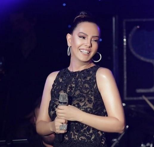 Einden ayrlk karar alp yeniden baran Ebru Gnde, Instagram'dan paylat fotorafta elinde aksesuar olarak kulland yzn dnda evlilik yznn olmamas dikkat ekti. Ayrlk kararndan vazgemesine ramen evlilik yzn karan Gnde, akllara "yeniden boanma karar m ald" sorusunu getirdi.