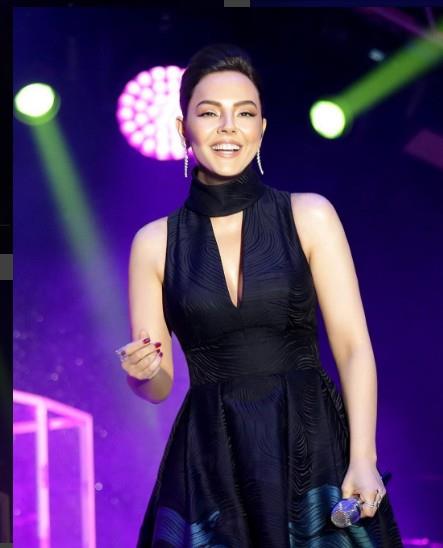 nl arkc Ebru Gnde, sevgililer gn iin takipileri ile zel bir paylamda bulunmutu. Sosyal medya hesabndan konser provas grntlerini yaynlayan Ebru Gnde, Mslm Grses'in arks Hangimiz Sevmedik'i sylemiti. Elenceli hali ile dikkat eken Ebru Gnde, ark srasnda 'sevdik' diyerek zel bir gnderme yapmt.